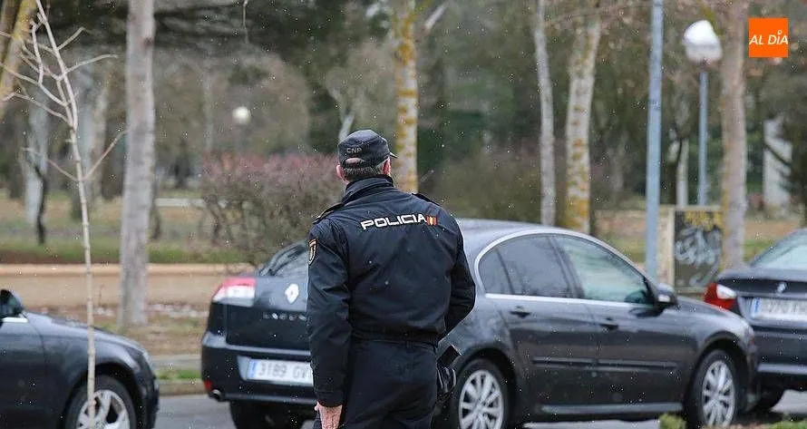 Foto de archivo de un agente de la Policía Nacional en Salamanca