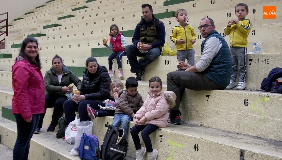Familias enteras mostraron su solidaridad en esta nueva edición del Bocata Solidario en Vitigudino / CORRAL