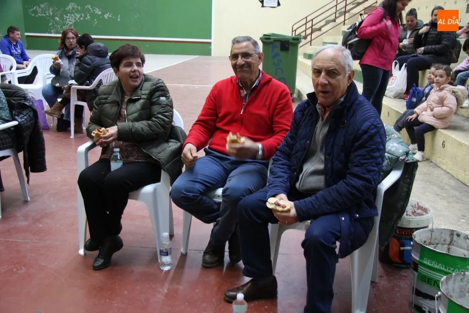 Foto 10 - Peque&ntilde;os y mayores se suman en Vitigudino al Bocata Solidario  