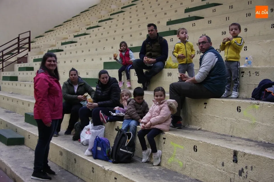 Foto 9 - Peque&ntilde;os y mayores se suman en Vitigudino al Bocata Solidario  