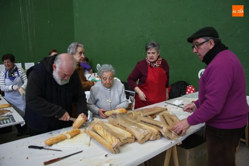 Foto 8 - Peque&ntilde;os y mayores se suman en Vitigudino al Bocata Solidario  