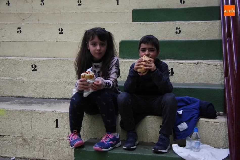Foto 6 - Peque&ntilde;os y mayores se suman en Vitigudino al Bocata Solidario  