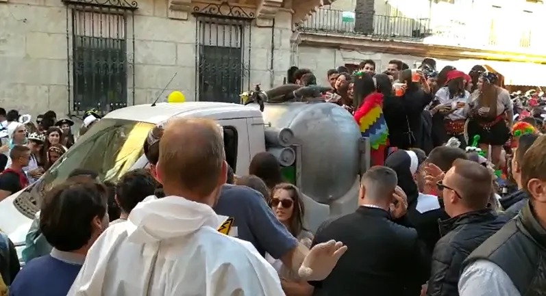 Más de una treintena de jóvenes llegaron a subirse ¡en marcha! a un camión de limpieza  