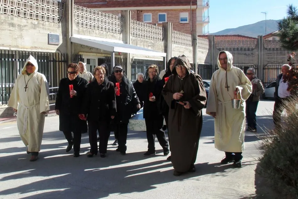 Foto 2 - Los mayores del Centro de D&iacute;a de B&eacute;jar finalizan el Carnaval con el tradicional Entierro de la...