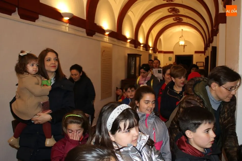 Foto 11 - Los m&aacute;s peque&ntilde;os acompa&ntilde;an al Ni&ntilde;o Jes&uacute;s del Amor en su V&iacute;a Crucis y procesi&oacute;n