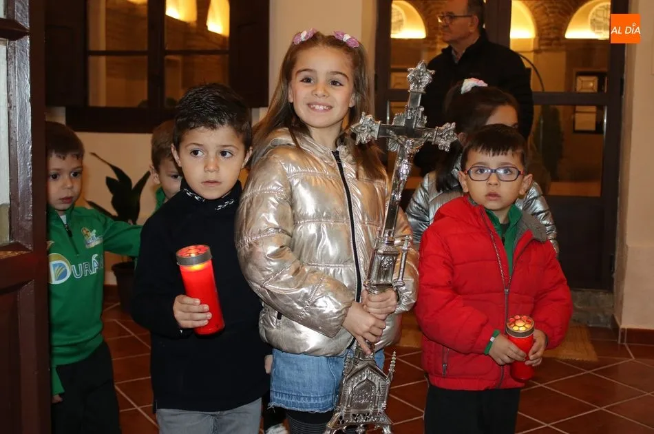 Foto 10 - Los m&aacute;s peque&ntilde;os acompa&ntilde;an al Ni&ntilde;o Jes&uacute;s del Amor en su V&iacute;a Crucis y procesi&oacute;n