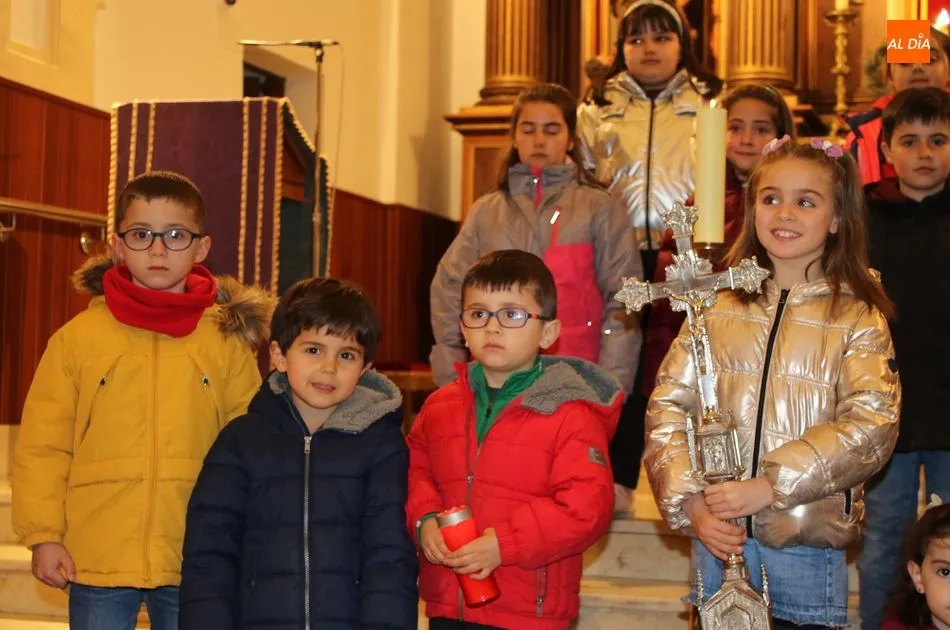 Foto 9 - Los m&aacute;s peque&ntilde;os acompa&ntilde;an al Ni&ntilde;o Jes&uacute;s del Amor en su V&iacute;a Crucis y procesi&oacute;n