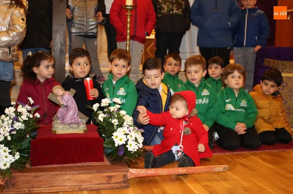 Foto 8 - Los m&aacute;s peque&ntilde;os acompa&ntilde;an al Ni&ntilde;o Jes&uacute;s del Amor en su V&iacute;a Crucis y procesi&oacute;n