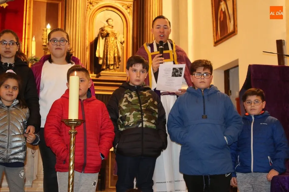 Foto 7 - Los m&aacute;s peque&ntilde;os acompa&ntilde;an al Ni&ntilde;o Jes&uacute;s del Amor en su V&iacute;a Crucis y procesi&oacute;n