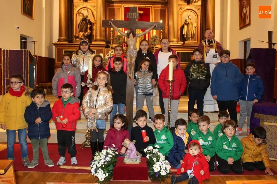 Foto 6 - Los m&aacute;s peque&ntilde;os acompa&ntilde;an al Ni&ntilde;o Jes&uacute;s del Amor en su V&iacute;a Crucis y procesi&oacute;n