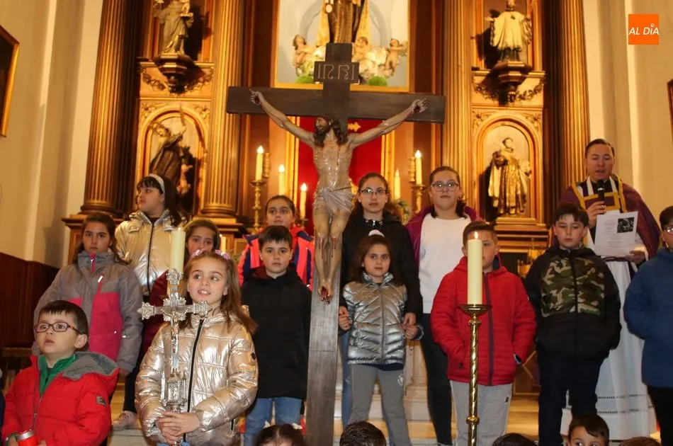 Foto 5 - Los m&aacute;s peque&ntilde;os acompa&ntilde;an al Ni&ntilde;o Jes&uacute;s del Amor en su V&iacute;a Crucis y procesi&oacute;n