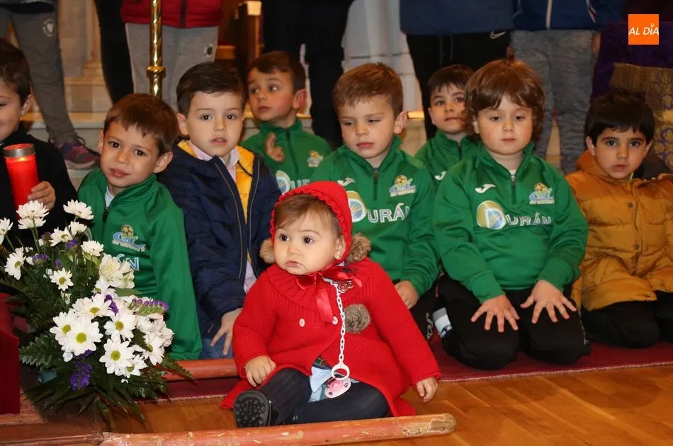 Foto 4 - Los m&aacute;s peque&ntilde;os acompa&ntilde;an al Ni&ntilde;o Jes&uacute;s del Amor en su V&iacute;a Crucis y procesi&oacute;n