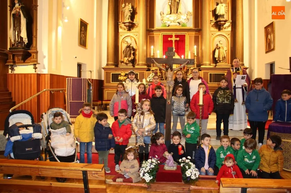 Foto 3 - Los m&aacute;s peque&ntilde;os acompa&ntilde;an al Ni&ntilde;o Jes&uacute;s del Amor en su V&iacute;a Crucis y procesi&oacute;n