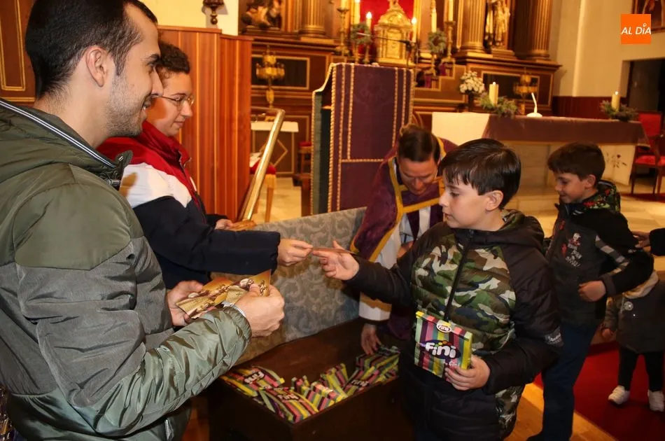 Foto 2 - Los m&aacute;s peque&ntilde;os acompa&ntilde;an al Ni&ntilde;o Jes&uacute;s del Amor en su V&iacute;a Crucis y procesi&oacute;n
