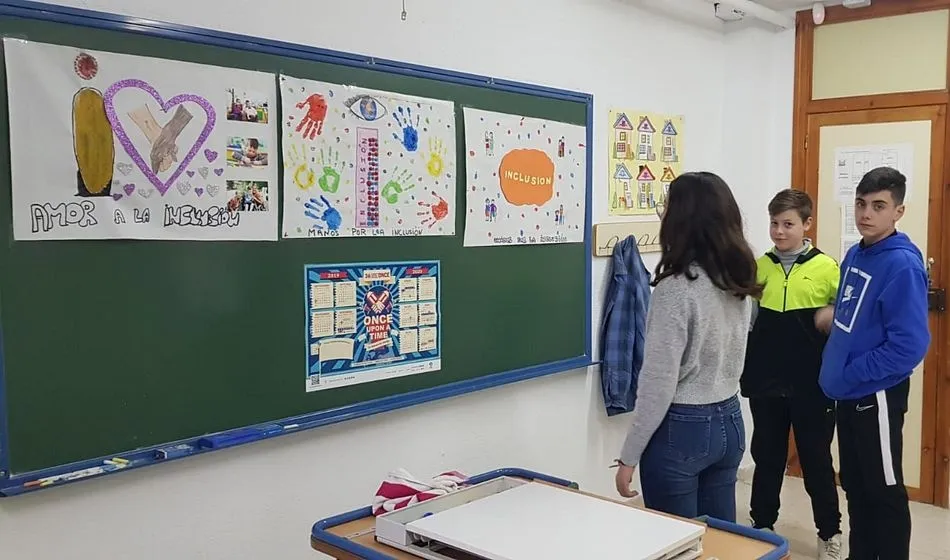 Estudiantes de Salamanca con una de las banderas diseñadas para el concurso de ONCE