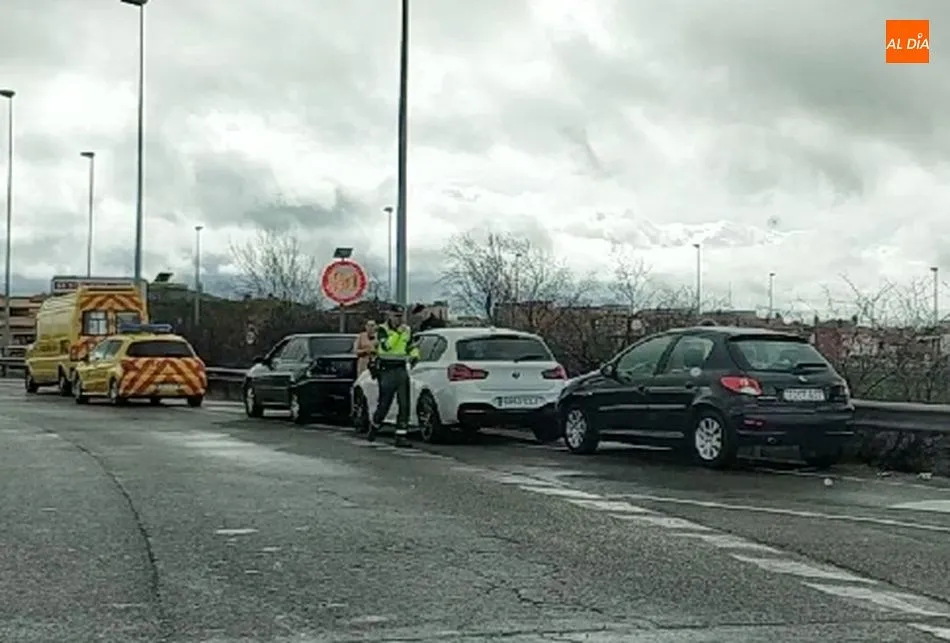 Foto 2 - Un hombre de 37 a&ntilde;os resulta herido en un choque en la rotonda de E. Leclerc