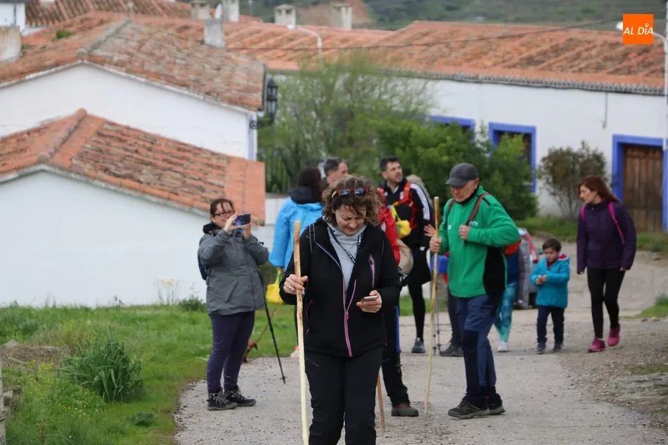 Foto 7 - Cerca de 300 senderistas participan en la Marcha &lsquo;Almendros en flor&rsquo; de La&nbsp;Fregeneda  