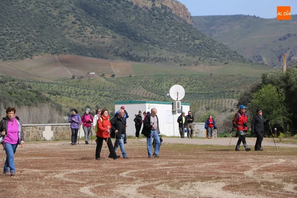 Foto 5 - Cerca de 300 senderistas participan en la Marcha &lsquo;Almendros en flor&rsquo; de La&nbsp;Fregeneda  