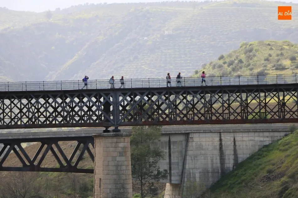 Foto 2 - Cerca de 300 senderistas participan en la Marcha &lsquo;Almendros en flor&rsquo; de La&nbsp;Fregeneda  