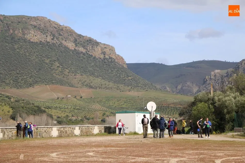 Cerca de 300 senderistas participan en la Marcha ‘Almendros en flor’ de La Fregeneda  