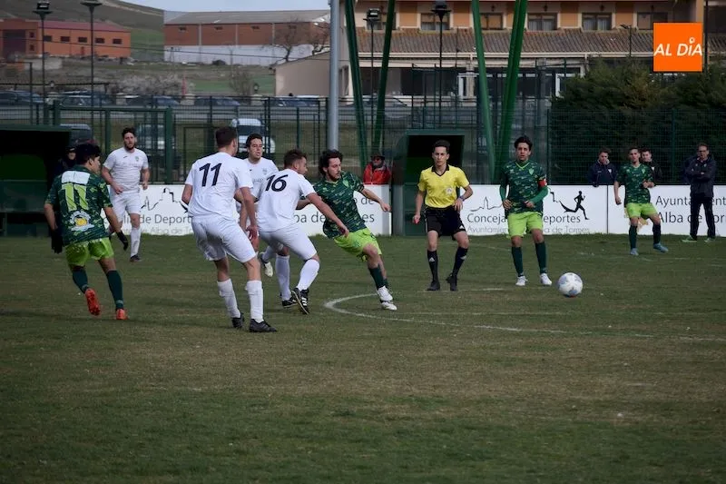 Acción del partido entre el Alba de Tormes CF y el Guijuelo B / Pedro Zaballos