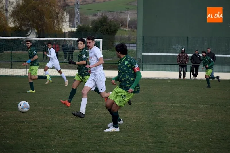 Foto 11 - El Guijuelo &lsquo;B&rsquo; remonta al Alba de Tormes CF y se mete en la lucha por la liga (1-2)