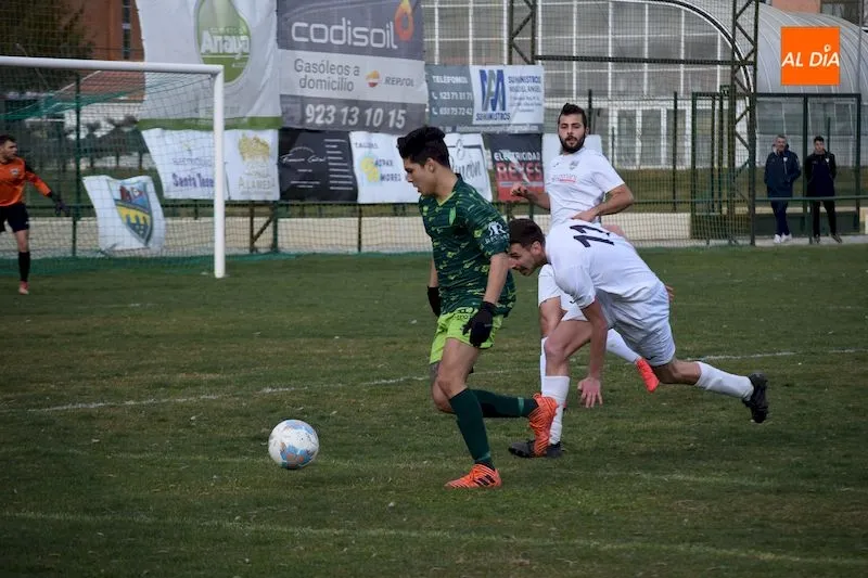 Foto 10 - El Guijuelo &lsquo;B&rsquo; remonta al Alba de Tormes CF y se mete en la lucha por la liga (1-2)