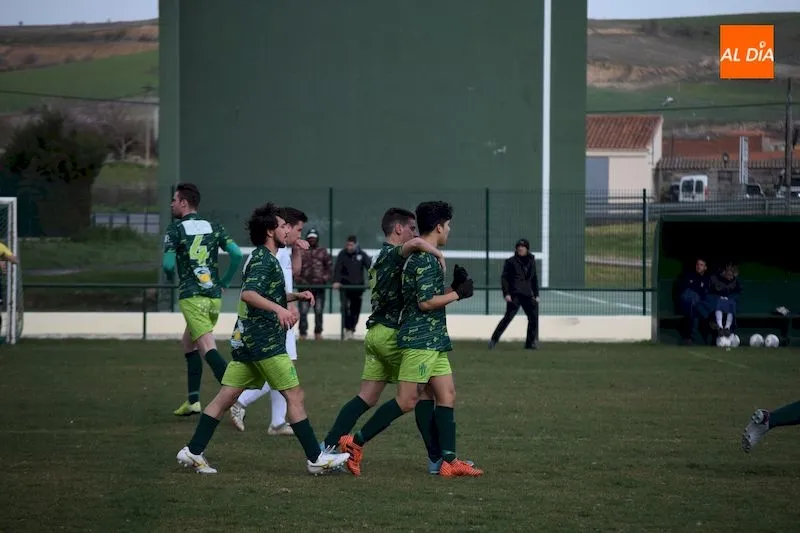 Foto 8 - El Guijuelo &lsquo;B&rsquo; remonta al Alba de Tormes CF y se mete en la lucha por la liga (1-2)