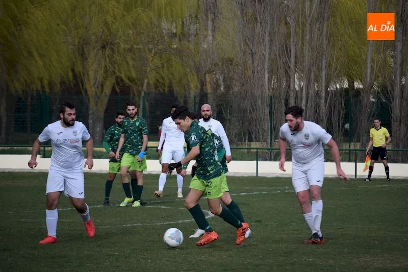 Foto 7 - El Guijuelo &lsquo;B&rsquo; remonta al Alba de Tormes CF y se mete en la lucha por la liga (1-2)