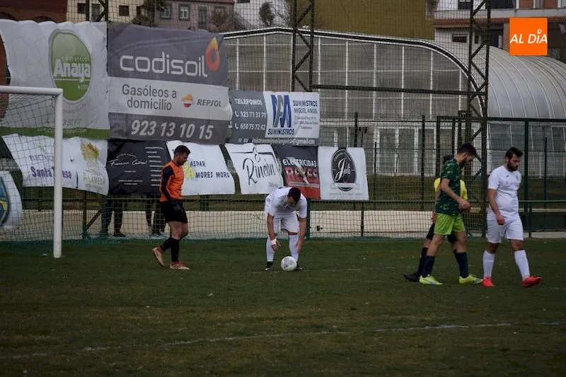 Foto 6 - El Guijuelo &lsquo;B&rsquo; remonta al Alba de Tormes CF y se mete en la lucha por la liga (1-2)
