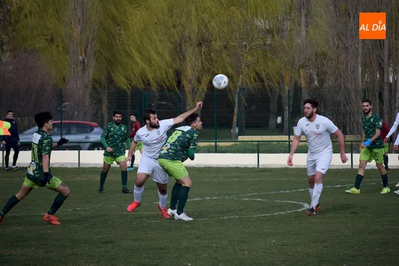 Foto 5 - El Guijuelo &lsquo;B&rsquo; remonta al Alba de Tormes CF y se mete en la lucha por la liga (1-2)
