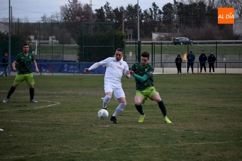 Foto 4 - El Guijuelo &lsquo;B&rsquo; remonta al Alba de Tormes CF y se mete en la lucha por la liga (1-2)