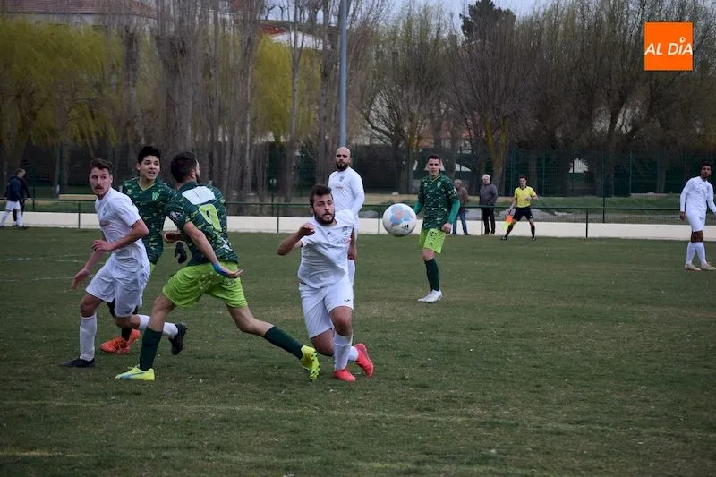 Foto 3 - El Guijuelo &lsquo;B&rsquo; remonta al Alba de Tormes CF y se mete en la lucha por la liga (1-2)