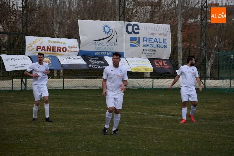 Foto 2 - El Guijuelo &lsquo;B&rsquo; remonta al Alba de Tormes CF y se mete en la lucha por la liga (1-2)