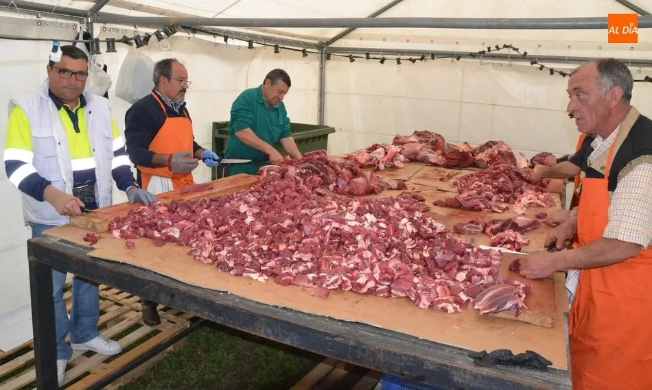 Pelados 600 kilos de patatas y troceados 400 kilos de carne para el guiso del Domingo de Piñata  