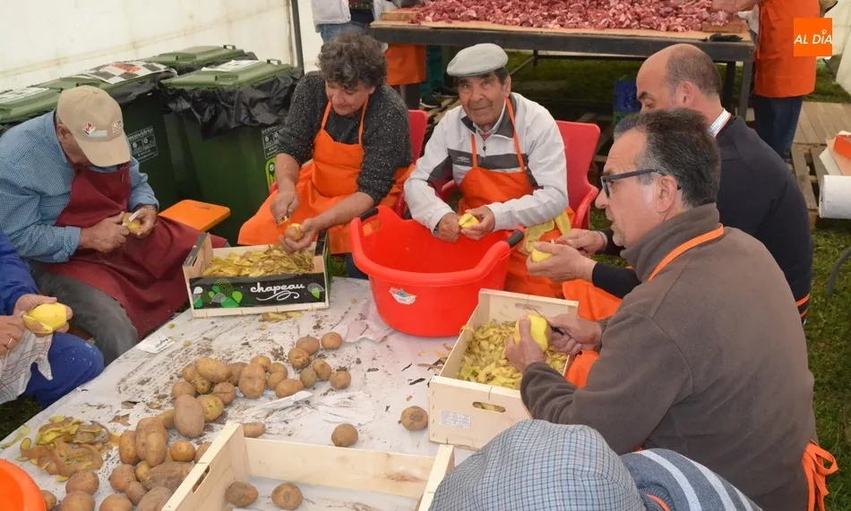 Foto 9 - Pelados 600 kilos de patatas y troceados 400 kilos de carne para el guiso del Domingo de Pi&ntilde;ata  