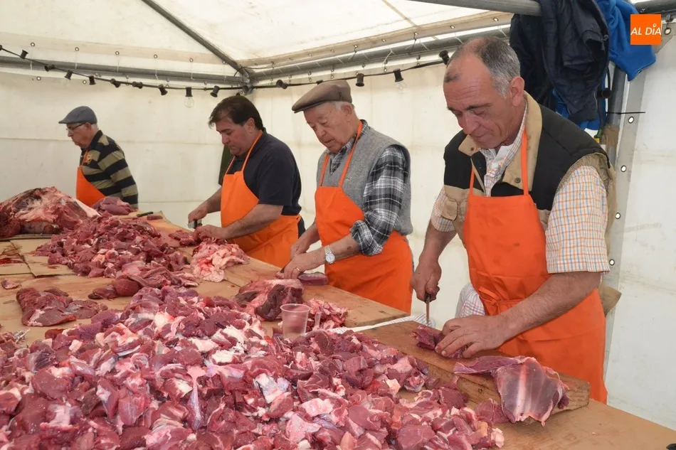 Foto 6 - Pelados 600 kilos de patatas y troceados 400 kilos de carne para el guiso del Domingo de Pi&ntilde;ata  