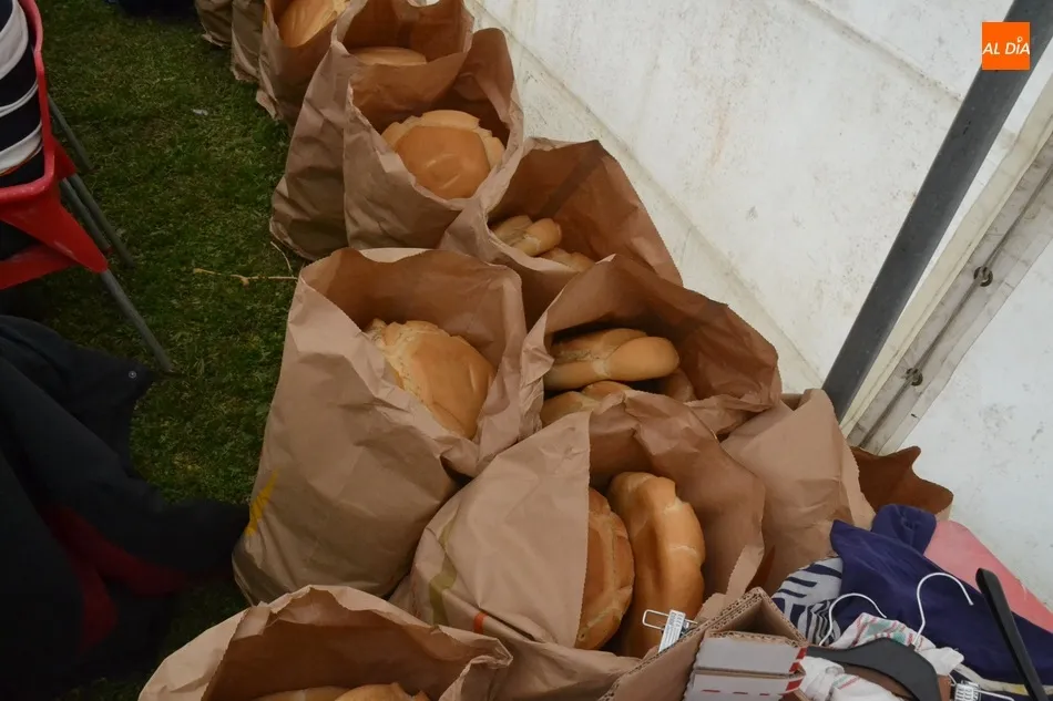 Foto 3 - Pelados 600 kilos de patatas y troceados 400 kilos de carne para el guiso del Domingo de Pi&ntilde;ata  