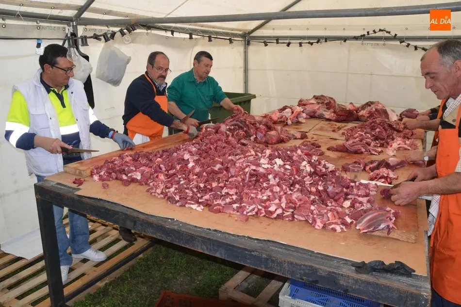 Foto 5 - Pelados 600 kilos de patatas y troceados 400 kilos de carne para el guiso del Domingo de Pi&ntilde;ata  