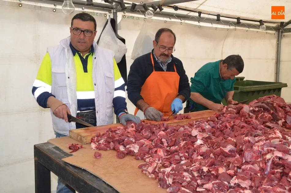 Foto 7 - Pelados 600 kilos de patatas y troceados 400 kilos de carne para el guiso del Domingo de Pi&ntilde;ata  