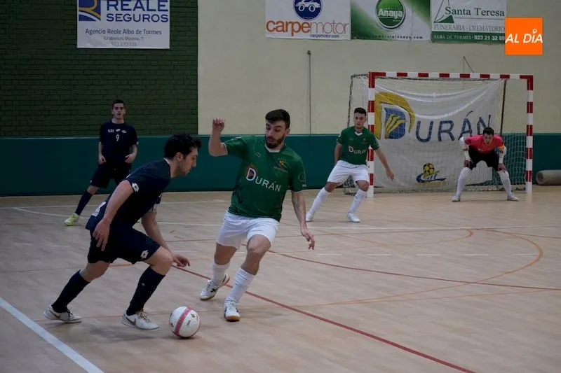 Pinto presiona a un jugador del Prone Lugo / Pedro Zaballos
