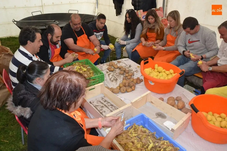 Foto 8 - Pelados 600 kilos de patatas y troceados 400 kilos de carne para el guiso del Domingo de Pi&ntilde;ata  