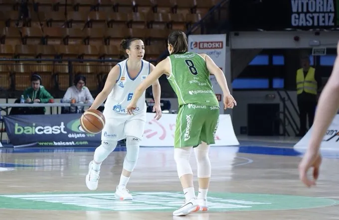 Silvia Domínguez maneja el balón ante la presión de una rival / CB Avenida