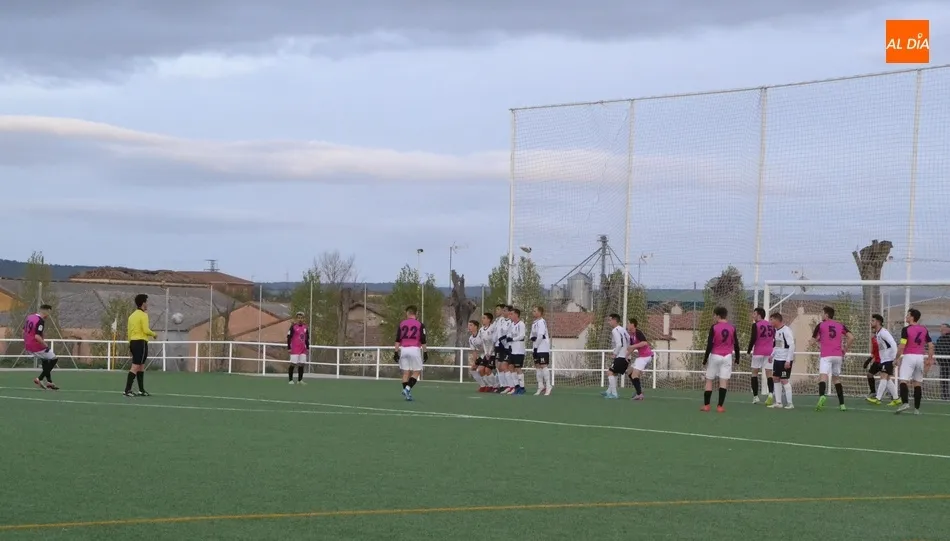 Foto 11 - El filial del Ciudad Rodrigo se deja el alma defendiendo para tumbar al 2&ordm; clasificado  