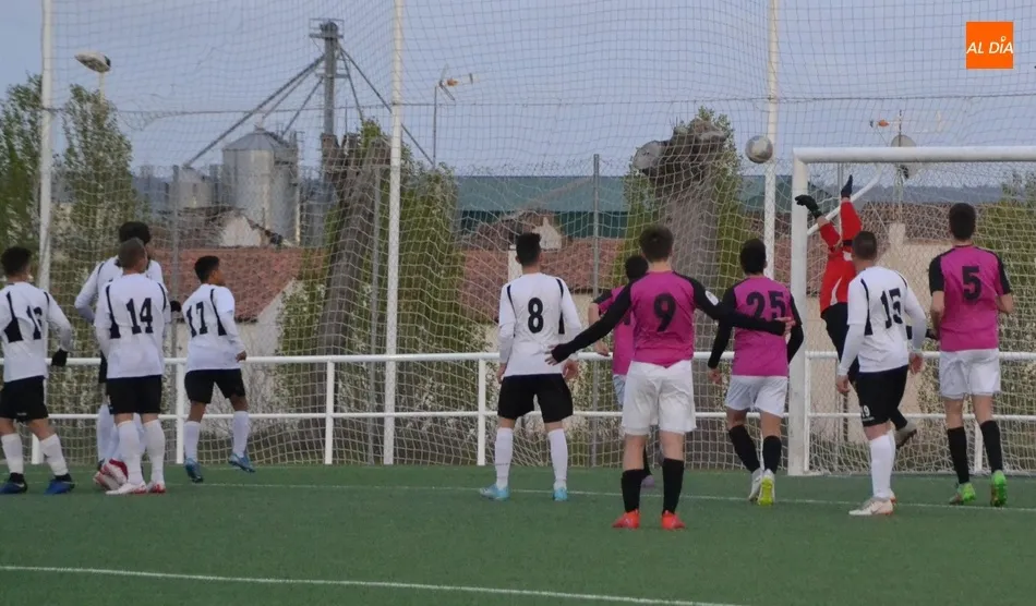 Foto 10 - El filial del Ciudad Rodrigo se deja el alma defendiendo para tumbar al 2&ordm; clasificado  