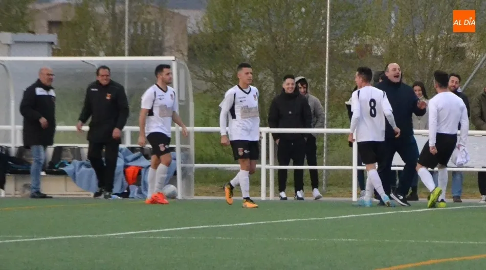Foto 6 - El filial del Ciudad Rodrigo se deja el alma defendiendo para tumbar al 2&ordm; clasificado  