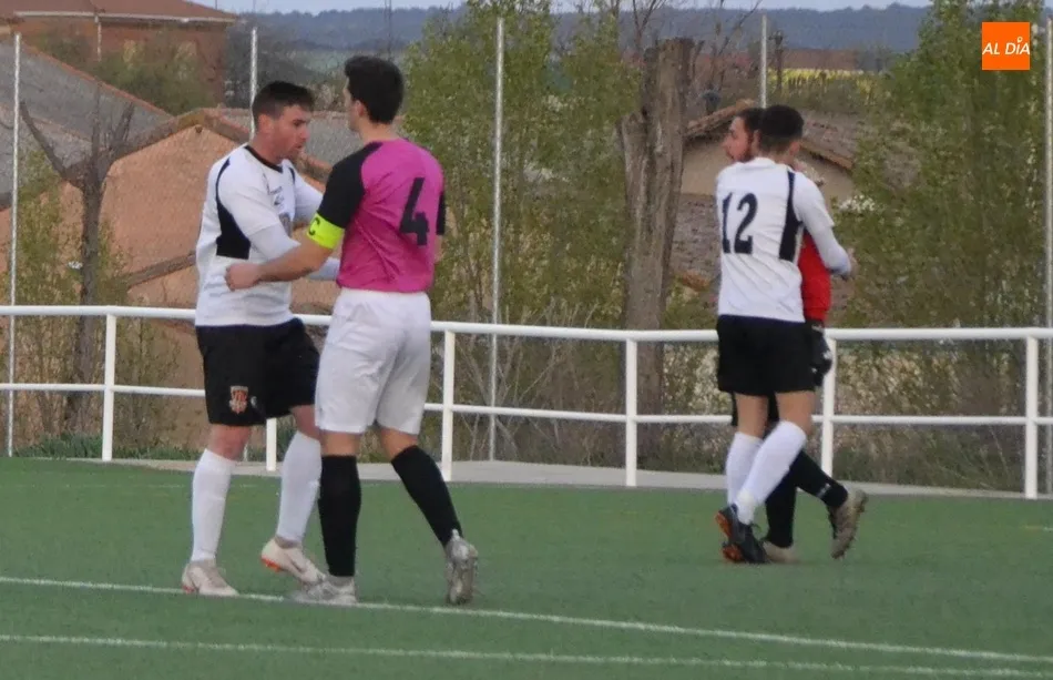 Foto 7 - El filial del Ciudad Rodrigo se deja el alma defendiendo para tumbar al 2&ordm; clasificado  
