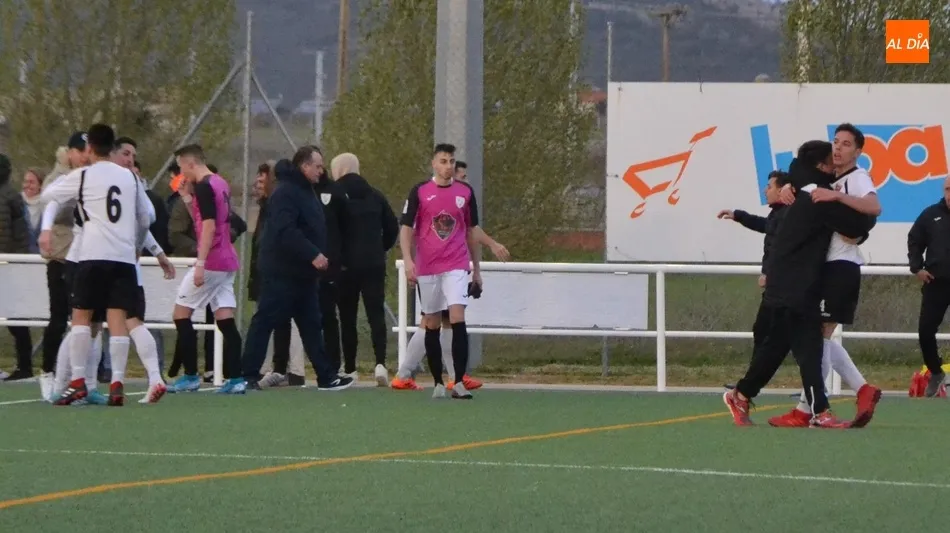Foto 4 - El filial del Ciudad Rodrigo se deja el alma defendiendo para tumbar al 2&ordm; clasificado  