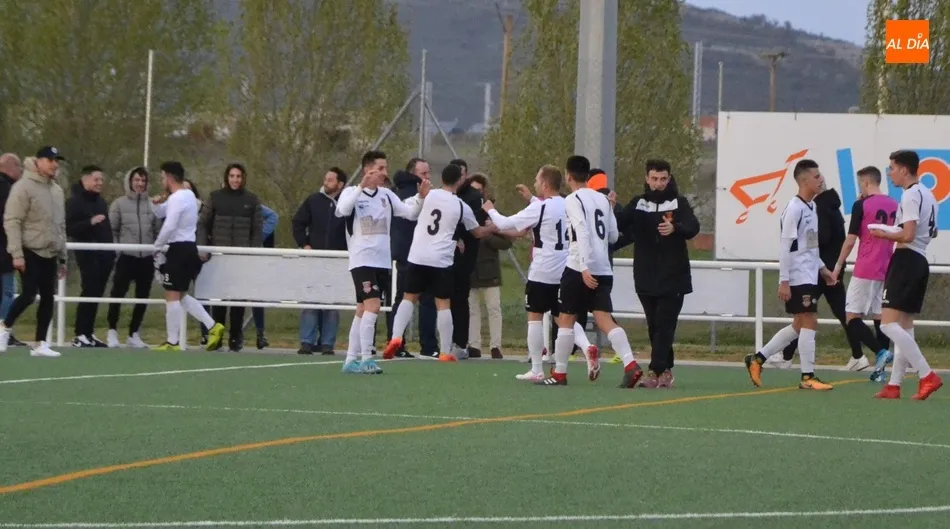 Foto 5 - El filial del Ciudad Rodrigo se deja el alma defendiendo para tumbar al 2&ordm; clasificado  