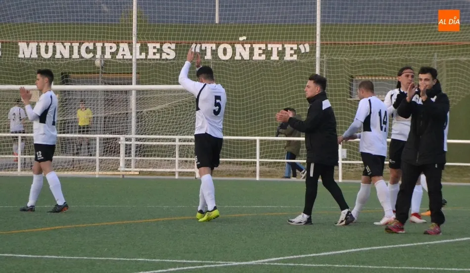 Foto 3 - El filial del Ciudad Rodrigo se deja el alma defendiendo para tumbar al 2&ordm; clasificado  